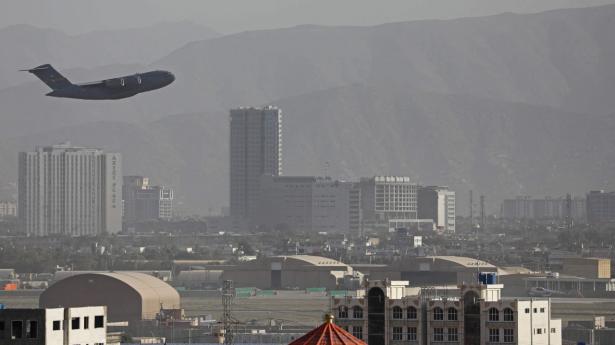 Et fly fra det amerikanske luftvåben letter fra Kabul med folk, der skal evakueres fra Afghanistan. Men USA er i gang med at afslutte operationen. Der er lørdag færre end 4000 amerikanske soldater tilbage i Kabuls lufthavn. Det er næsten 2000 færre end for få dage siden.