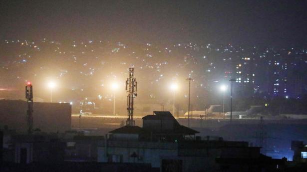 De fly, der skal flyve de sidste evakuerede ud af Kabul, holder parkeret i lufthavnen i den afghanske hovedstad mandag aften. FN's Sikkerhedsråd kræver, at Taliban også efter den store evakueringsindsats lader afghanere og udlændinge rejse uhindret ud. (Arkivfoto)