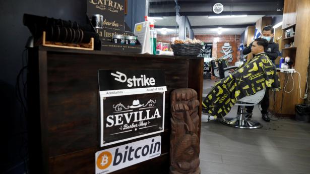 En frisør i El Salvador skilter her med, at salonen er klar til at acceptere bitcoin som betalingsmiddel. Arkivfoto: Jose Cabezas/Reuters