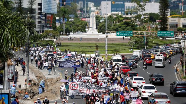 Tirsdag blev der flere steder i El Salvador demonstreret mod regeringens nye tiltag, som gør bitcoin til et lovligt betalingsmiddel i landet. På billedet her ses en demonstration i hovedstaden San Salvador.