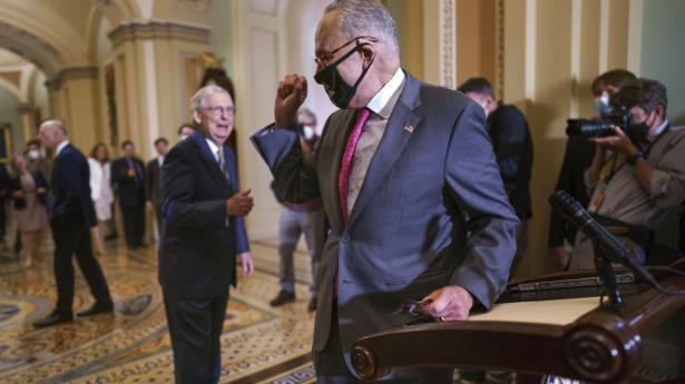 De to senatsledere, Mitch McConnell fra Republikanerne og demokraten Chuck Schumer, blev torsdag enige om et midlertidige løft af det amerikanske gældsloft og udskød derfor en mulig teknisk betalingsstandsning til december. Foto: J. Scott Applewhite/Ritzau Scanpix
