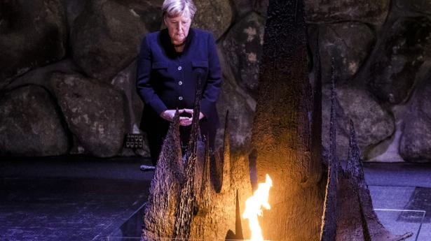 Tysklands afgående forbundskansler, Angela Merkel, på holocaustmuseet Yad Vashem i Jerusalem. Museet er lavet til minde om de seks millioner jøder, der blev dræbt af nazisterne. Merkel står ved den evige flamme på Yad Vashem. Foto: Ilia Yefimovich/Ritzau Scanpix