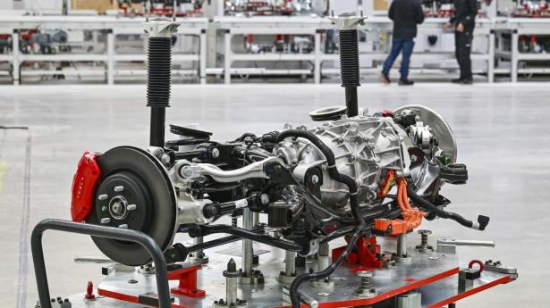 Tesla har onsdag leveret et rekordregnskab for tredje kvartal og allerede efter årets første ni måneder leveret flere af sine elbiler, end selskabet præsterede i hele 2020. I begyndelsen af oktober åbnede det amerikanske selskab en ny fabrik nær Berlin. De første biler ventes at rulle ud fra fabrikken i slutningen af 2021. Tesla forventer, at fabrikken årligt kan producere 500.000 af Model Y. (Arkivfoto)