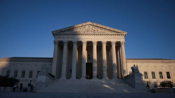 USA's højesteret nåede fredag til enighed om at behandle indsigelser fra præsident Joe Bidens administration mod Texas' omstridte abortlov, som i praksis forbyder abort næsten fuldstændigt.