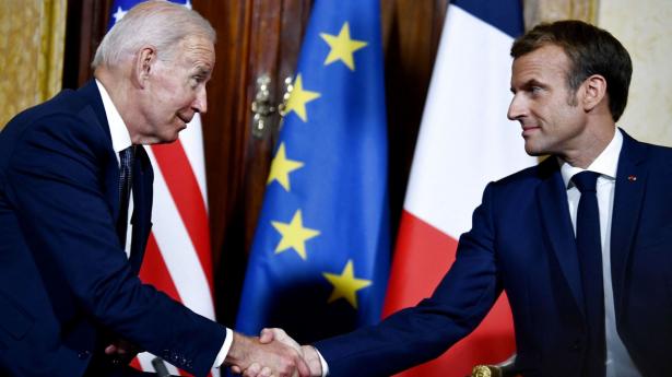 USA's præsident undskylder under et møde på den franske vatikan-ambassade i Rom over for præsident Emmanuel Macron. Han siger, at han troede Macron var orienteret om, at ny forsvarspagt med Australien og Storbritannien betød annullering af en ubådskontrakt med Frankrig.