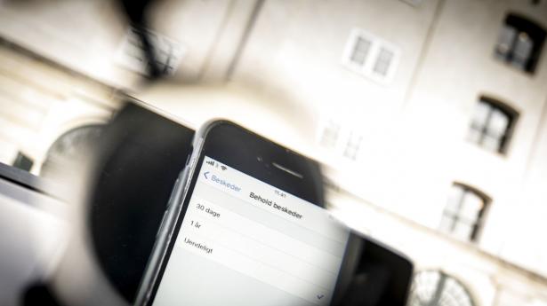 I sms-indstillinger kan det vælges om beskeder aldrig skal slettes, eller om det skal ske efter henholdsvis 30 dage eller et år. Af sikkerhedssyn forklarer statsministeren, at hendes beskeder blev slettet efter 30 dage.