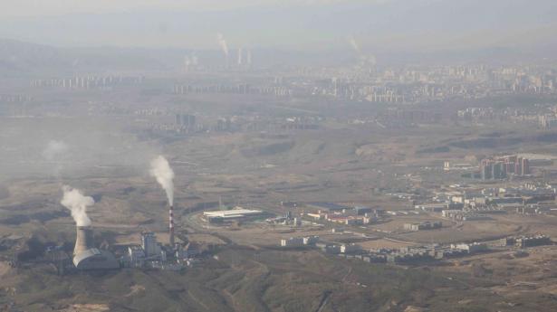 Røg og damp fra tårne i kuldreven energivirksomhed i Xinjiang. Kinas daglige kulproduktion er steget og nået op på det højeste niveau i år. Det oplyser de statslige myndigheder i Beijing. Den øgede produktion skyldes mangel på kul på et tidspunkt, hvor vinteren er ved at sætte ind. (Arkivfoto)