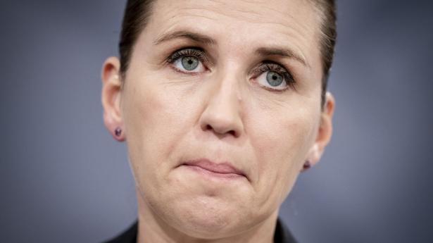Statsminister Mette Frederiksen (S) skriver søndag aften på Instagram, at hun forventer, at det bliver nødvendigt at indføre nye initiativer for at få bugt med de stigende smitte- og indlæggelsestal. (Arkivfoto)
