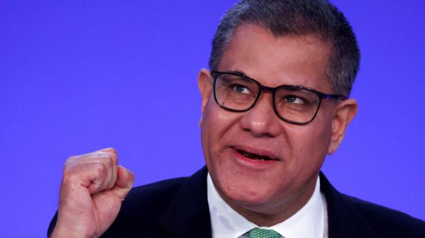Formanden for COP26, den britiske minister Alok Sharma, kunne lørdag meddele, at der er enighed om en klimaaftale efter to ugers forhandlinger i den skotske by Glasgow. Aftalen nævner for første fossile brændsler, hvilket flere lande har kæmpet imod.