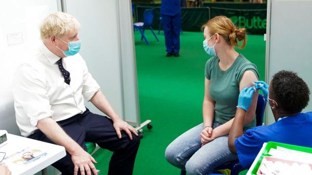 Presset på de britiske hospitaler bliver hårdt i de kommende uger, siger premierminister Boris Johnson mandag. Han henviser til, at mange ansatte i sundhedssektoren er syge med covid-19, og at der mange steder mangler personale.