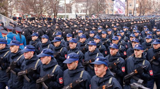 800 stærkt bevæbnede politifolk deltog i marchen i Banja Luka på vegne af den serbiske enhed i Bosnien, der kendes som Republika Srpska. De fejrede 30-året for deres republik. Det har påkaldt USA's vrede.