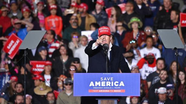 - Vi vandt valget. Vi vandt det stort, sagde Donald Trump blandt andet ved et vælgermøde i Arizona lørdag.