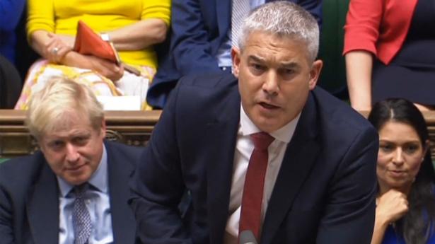 Den britiske premierminister, Boris Johnson (t.v.), har udpeget den tidligere brexitminister Steve Barclay (i midten) som sin nye stabschef. (Arkivfoto)