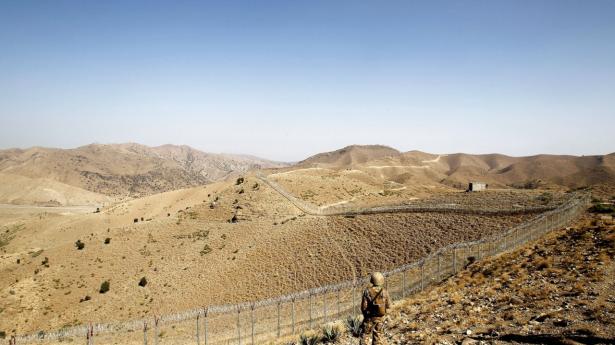 En pakistansk soldat holder vagt ved det grænsehegn, der adskiller Pakistan og Afghanistan. (Arkivfoto)