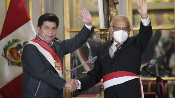Perus præsident, Pedro Castillo (til venstre), tager landets nye premierminister, Anibal Torres (til højre), i ed.