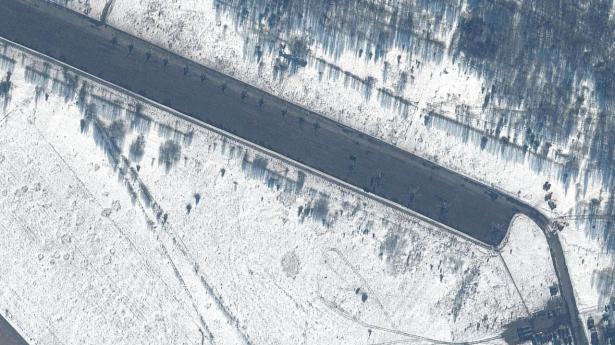 Satellitbillede taget 15. februar af en flyvestation nær den hviderussiske by Prybytki, hvor man blandt andet kan se militærhelikoptere. Prybytki ligger små 200 kilometer fra Ukraines hovedstad, Kijev. (Arkivfoto)