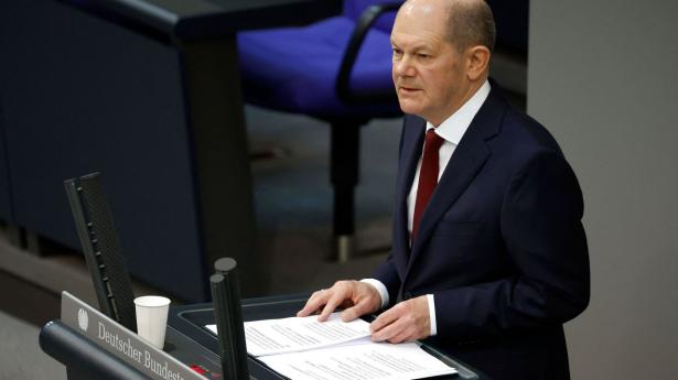 - Vi oplever et vendepunkt, siger Scholz ifølge dpa om situationen i Ukraine.