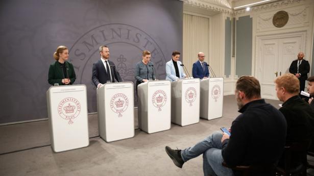1. juni skal der være folkeafstemning om, hvorvidt Danmark skal afskaffe sit forsvarsforbehold i EU-samarbejdet. Statsminister Mette Frederiksen (S) siger søndag aften, at hun og andre partiledere anbefaler kraftigt at stemme for.