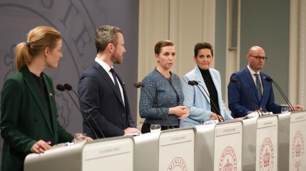 Fem af Folketingets partier står bag kompromisset om dansk sikkerhedspolitik: De Radikale, Venstre, Socialdemokratiet, SF og De Konservative.