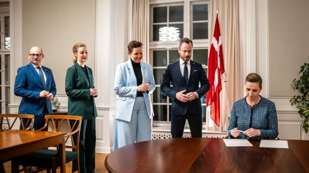 Folkeafstemningen om forsvarsforbeholdet blev besluttet i aftalen "Nationalt kompromis om dansk sikkerhedspolitik", som statsminister Mette Frederiksen (S) sammen med partilederne Søren Pape (K), Sofie Carsten Nielsen (R), Pia Olsen Dyhr (SF) og Jakob Ellemann-Jensen (V) præsenterede 6. marts.