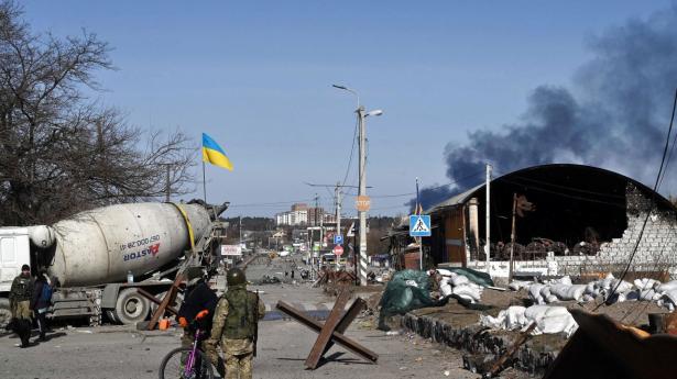 Ukrainske soldater er i højt beredskab i byen Irpin, der ligger nord for Kyiv. Her meldes der søndag om hårde kampe. I forvejen er byen i dagevis blevet beskudt, mens russiske militærkøretøjer nærmer sig fra nordøst. Sergei Supinsky/Ritzau Scanpix