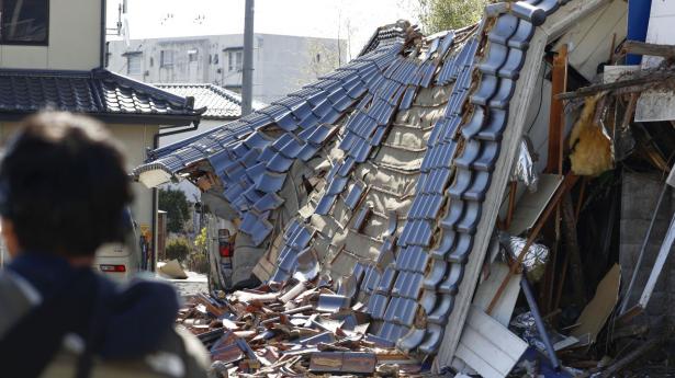 Et beskadiget hus ses i Fukushima-præfekturet i Japan, der onsdag blev ramt af et kraftigt jordskælv.