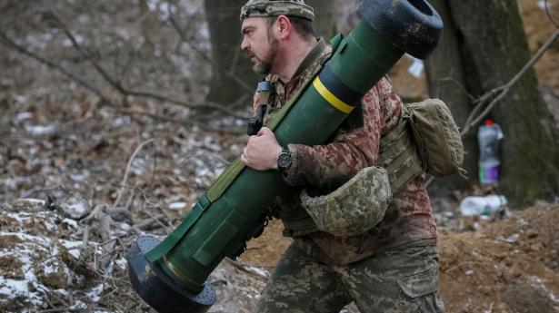 En ukrainsk soldat nord for Kyiv bevæbnet med et Javelin-våben. Det amerikanske system kan være et effektivt våben mod kampvogne.