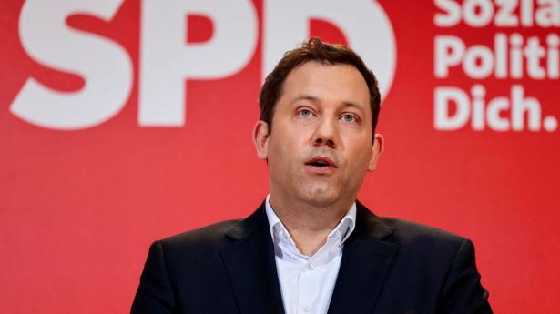 Lars Klingbeil fra SPD i Saarland holder pressemøde i forbindelse med valget i delstaten. Valgstedsmålinger viser, at SPD får 43 procent af stemmerne ved valget.