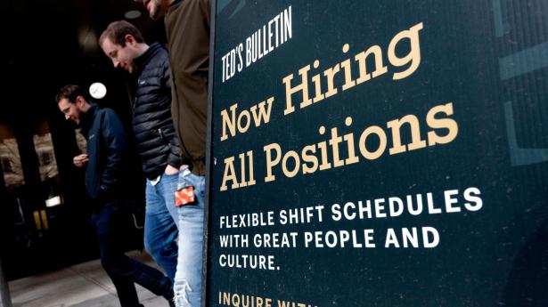 Den amerikanske økonomi skaber fortsat mange nye job, mens timelønningerne stiger støt. Det bekræfter markedets forventninger til en lang række renteløft fra USA's cenralbanks side.