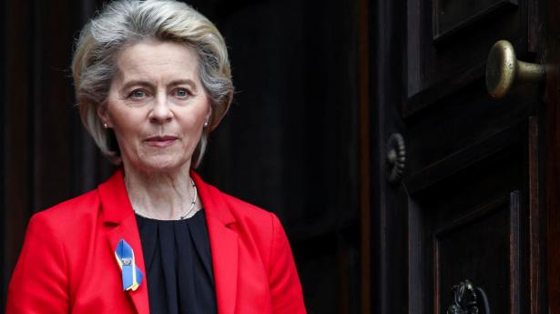 EU-Kommissionen med kommissionsformand Ursula von der Leyen i spidsen er enige om at stoppe import af russisk kul, træ og vodka. Et stop for import af russisk gas er som ventet ikke en del af den femte sanktionspakke. Foto: Spasiyana Sergieva/Reuters