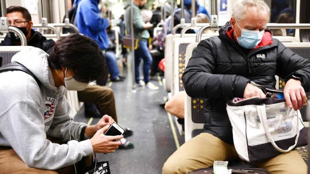 En dommer vurderede mandag, at kravet om mundbind i offentlig transport i USA var ulovligt. Den beslutning bestrider den amerikanske regering nu med en ankesag. (Arkivfoto).