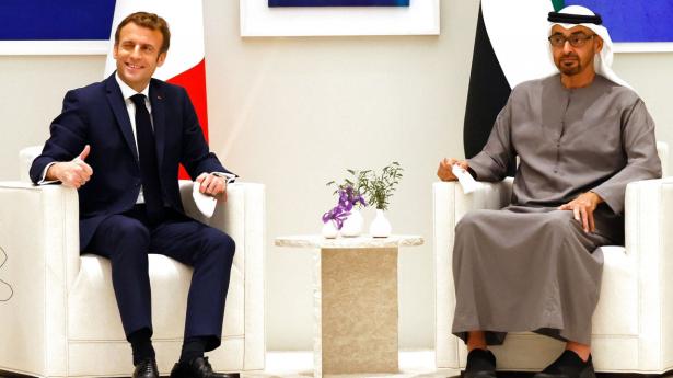 Emiraternes formentlig kommende leder, Mohammed bin Zayed al-Nahyan (th ....). Billedet er fra december 2021, da han mødtes med Frankrigs præsident, Emmanuel Macron, i Dubai.