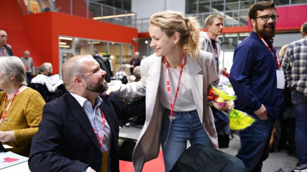 EU-parlamentariker Nikolaj Villumsen og tidligere politisk ordfører Pernille Skipper fra Enhedslisten var blandt forslagsstillerne til forslag om ny EU-politik, der blev vedtaget.