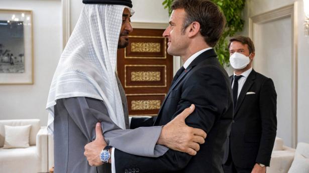 Frankrigs præsident, Emmanuel Macron (th), var en af de første til at lykønske Emiraternes nye leder, Sheikh Mohamed bin Zayed al-Nahyan, kendt som MbZ.