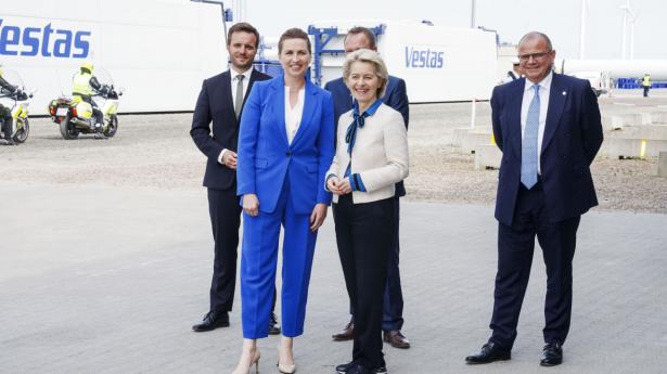 Statsminister Mette Frederiksen byder velkommen til Kommissionsformand Ursula von der Leyen onsdag i Esbjerg. På et efterfølgende pressemøde fastslog kommissionsformanden, at beslutning om udsendelse af styrker fortsat skal være et nationalt anliggende.