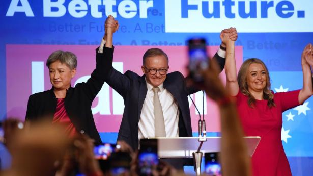 59-årige oppositionsleder Anthony Albanese kunne lørdag fejre sejren ved Australiens valg. Han overtager premierministerposten fra Scott Morrison.