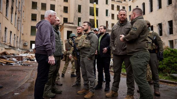 Præsident Volodymyr Zelenskyj (i midten) besøger søndag områder i Ukraines Kharkiv-region, der mange steder er blevet ødelagt af russiske angreb. De russiske styrker er nu blevet presset væk fra millionbyen Kharkiv og dens omegn.