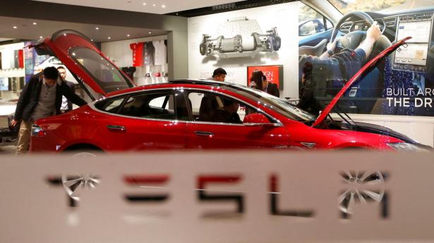 Tesla startede torsdagen med solid fremgang, men nyt om en udvidelse af undersøgelsen af elbilproducentens autopilot skød aktien ned igen. Arkivfoto: Kim Kyung Hoon/Reuters