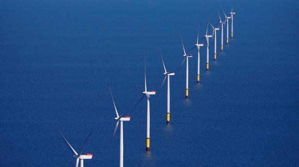 Vestas og Ørsted kan komme i fokus tirsdag med udsigt til en fjernelse af et vindmølleloft fra 2018. REUTERS/Phil Noble/File Photo