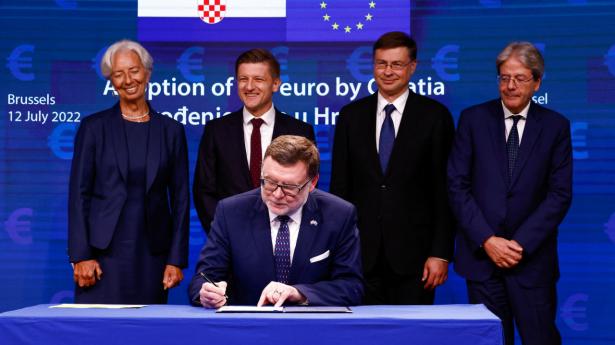 Kroatiens finansminister, Marko Primorac, skriver tirsdag under på at gå over til euro fra næste år. Arkivfoto: Yves Herman/Reuters