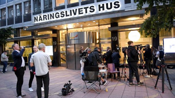 Flere medier ventede mandag foran Näringslivets Hus i Stockholm, hvor forhandlingerne mellem SAS og selskabets piloter foregik. Foto: Maja Suslin/Tt/Ritzau Scanpix
