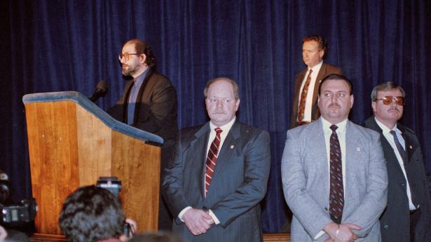 I slutningen af 1980'erne udstedte Irans daværende leder en såkaldt fatwa rettet mod forfatteren Salman Rushdie, der siden har levet delvist i skjul og været omgivet af sikkerhedsvagter. Foto er fra et universitet i USA i december 1991, da Rushdie, for første gang siden fatwaen blev udstedt, deltog i et offentligt arrangement uden for England. Arkivfoto: 055595mark Lennihan/Ritzau Scanpix