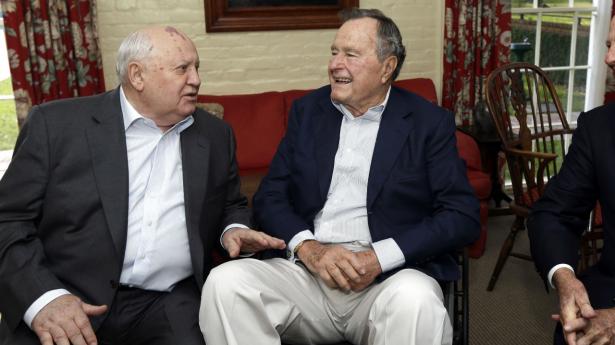 Her ses Mikhail Gorbatjov (til venstre) sammen med tidligere præsident i USA George H.W. Bush (i midten) og tidligere udenrigsminister i USA James Baker (til højre) i Houston i 2012.