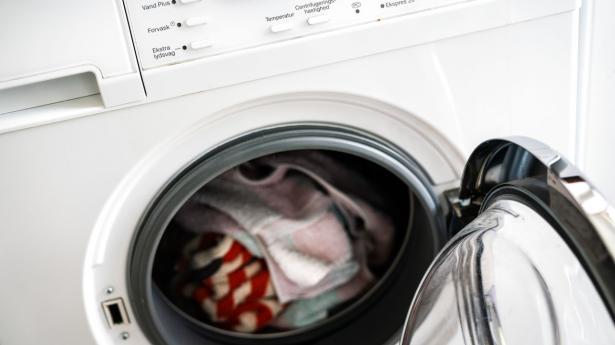 Siden elpriserne for alvor steg i sommer, er mange forbrugere begyndt at planlægge blandt andet tøjvask efter, hvornår på døgnet prisen på el er lavest. Arkivfoto: Ida Marie Odgaard/Ritzau Scanpix