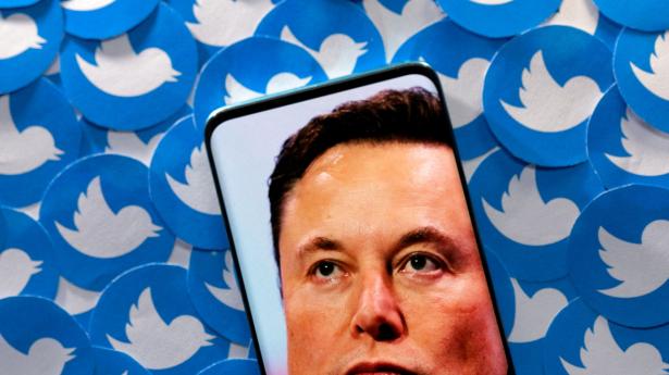 Twitters nye ejer, Elon Musk, har lagt ud med at fyre halvdelen af de ansatte på det sociale medie. Han begrunder det med, at selskabet har oplevet "et massivt fald i indtjeningen". (Arkivfoto)