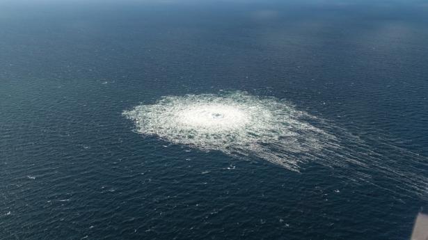Gas strømmer fra havbunden ud af gasforbindelsen Nord Stream 2 og skaber et oppisket hav 27. september ud for Bornholm. I alt var der fire sprængninger på Nord Stream 1 og 2. Arkivfoto: Forsvaret/Ritzau Scanpix