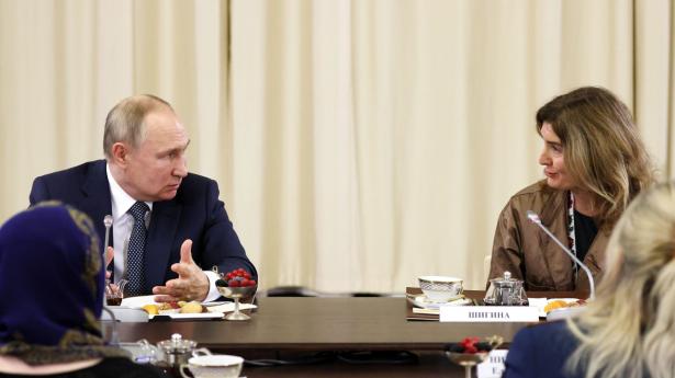 Titusinder af russiske og ukrainske soldater er ifølge USA døde eller såret i konflikten mellem Rusland og Ukraine. Putin mødtes fredag med efterladte mødre.