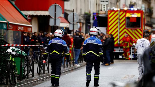 To personer er dræbt og fire andre er såret efter et skyderi i det centrale Paris fredag. To af de sårede er i kritisk tilstand. Skyderiet fandt sted på et kurdisk center. Det oplyser politiet i den franske hovedstad. Foto: Sarah Meyssonnier/Reuters