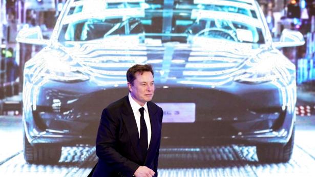 Tesla-aktien faldt 11,4 procent tirsdag, efter at Reuters har beskrevet planer for produktionen på bilproducentens store fabrik i Shanghai. Tesla har mistet stor værdi det seneste år, og det skyldes også administrerende direktør Elon Musks opkøb af Twitter. (Arkivfoto).