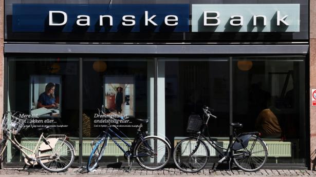 Der er fredag fokus på bankerne herhjemme, efter at SEB har løftet kursmålet for flere. Ydermere indleder de amerikanske banker regnskabssæsonen i USA fredag eftermiddag. REUTERS/Andrew Kelly